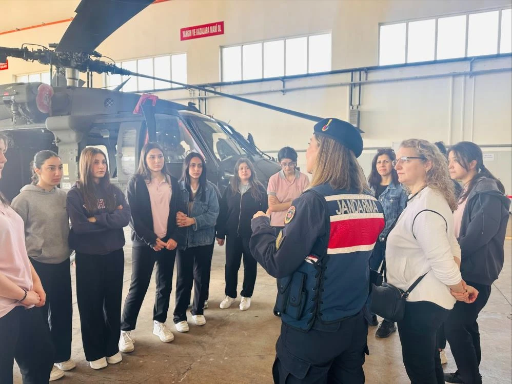 Öğrenciler helikopter üssüne girdi! Jandarma'dan anlamlı hediye