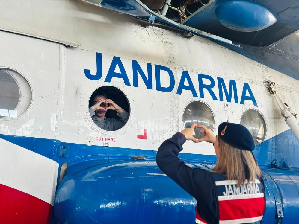 Öğrenciler helikopter üssüne girdi! Jandarma'dan anlamlı hediye