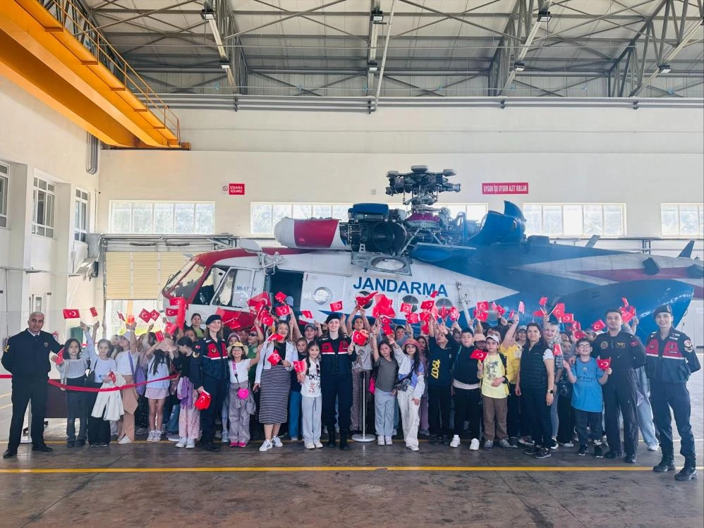 Öğrenciler helikopter üssüne girdi! Jandarma'dan anlamlı hediye