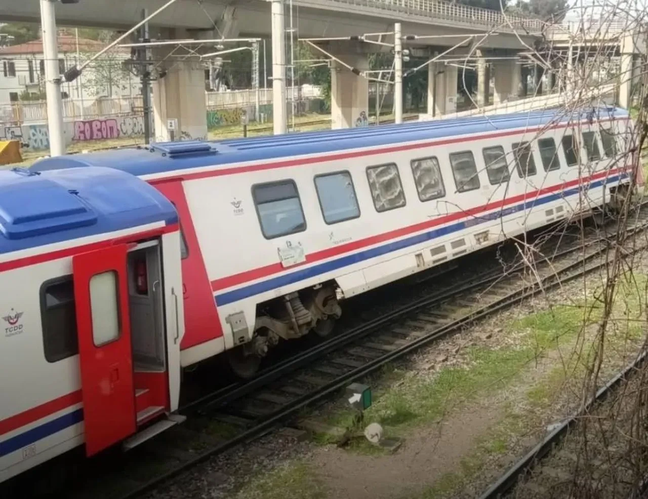 İzmir'de raydan çıkan vagon paniğe neden oldu!