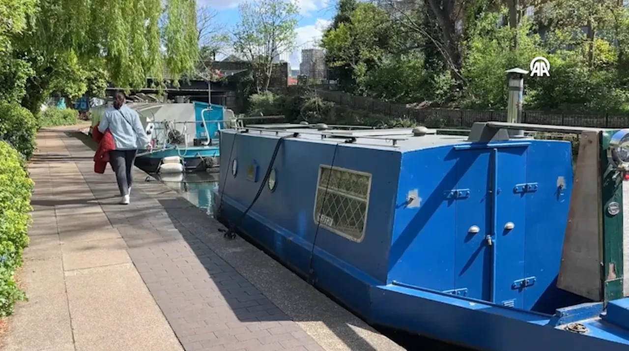 Modern göçebeler: Kiralar artınca binlerce kişi suda yaşamaya başladı