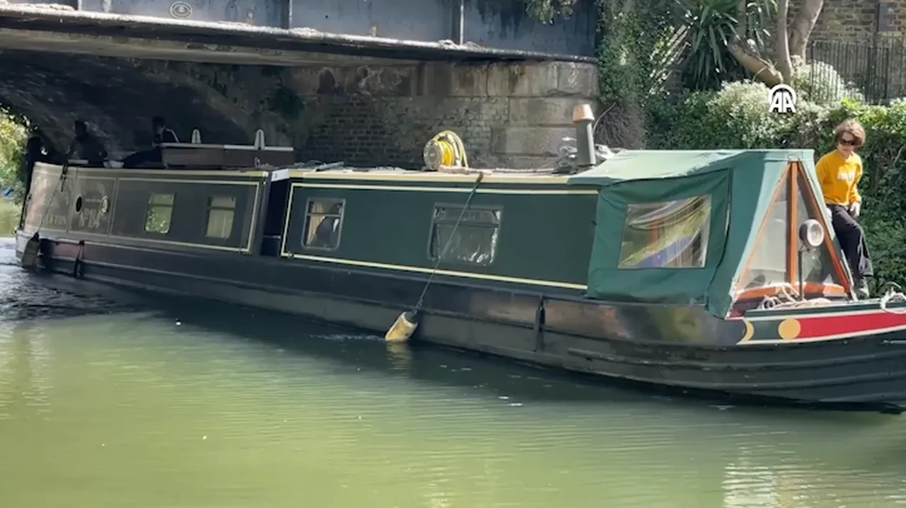 Modern göçebeler: Kiralar artınca binlerce kişi suda yaşamaya başladı