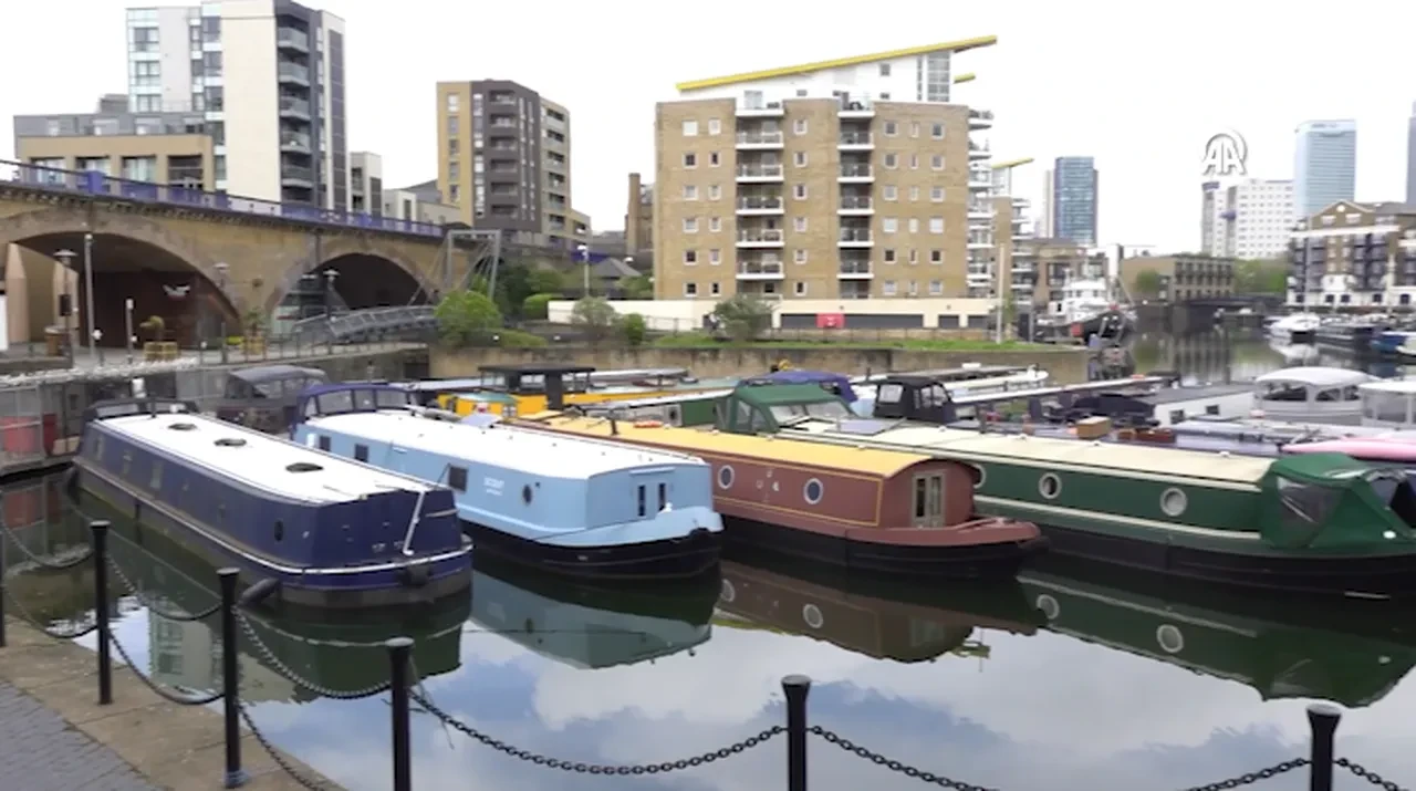 Modern göçebeler: Kiralar artınca binlerce kişi suda yaşamaya başladı