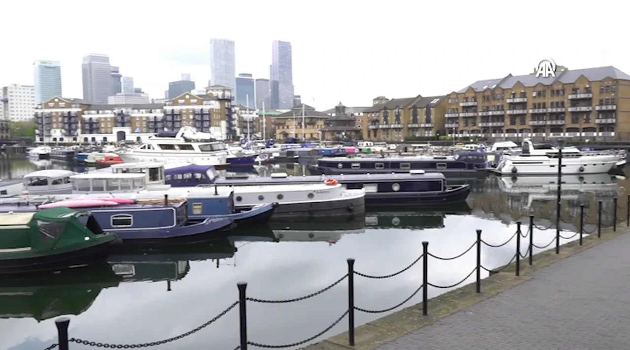 Modern göçebeler: Kiralar artınca binlerce kişi suda yaşamaya başladı
