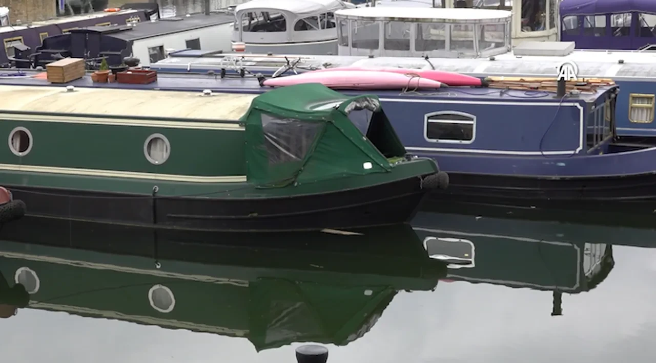 Modern göçebeler: Kiralar artınca binlerce kişi suda yaşamaya başladı
