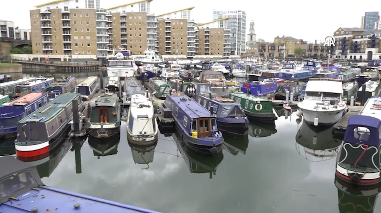 Modern göçebeler: Kiralar artınca binlerce kişi suda yaşamaya başladı