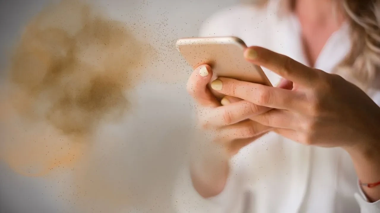 Telefonunuz yavaşladıysa bant ve iğneyle 5 dakikada düzeltin! Sebebi bu kirler olabilir