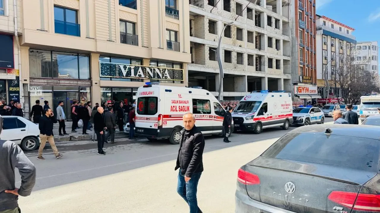 Van'da giyim mağazasına silahlı saldırı: Ölü ve yaralılar var