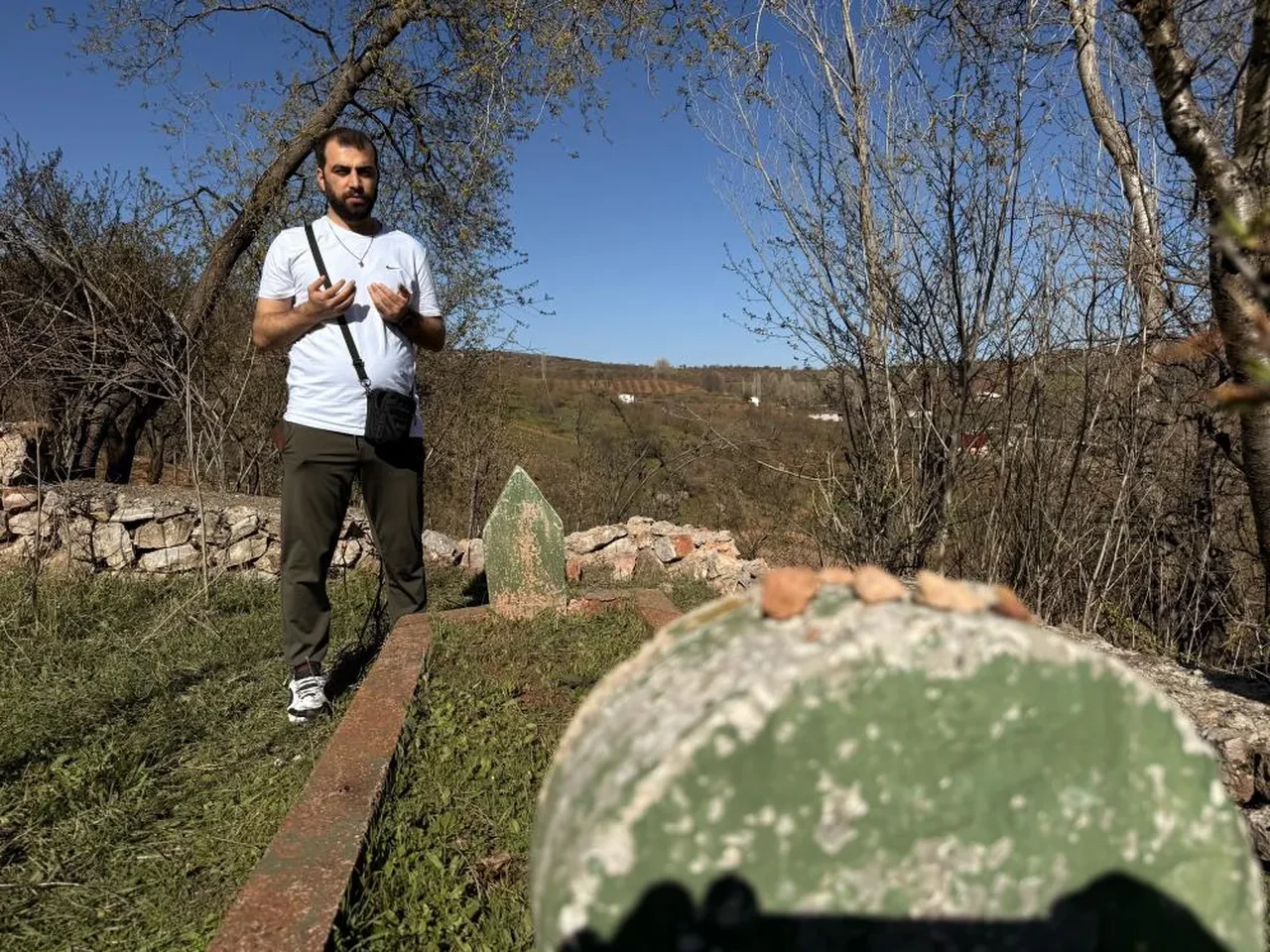 Ali Baba Türbesi'nde toprak yiyerek dua ediyorlar!
