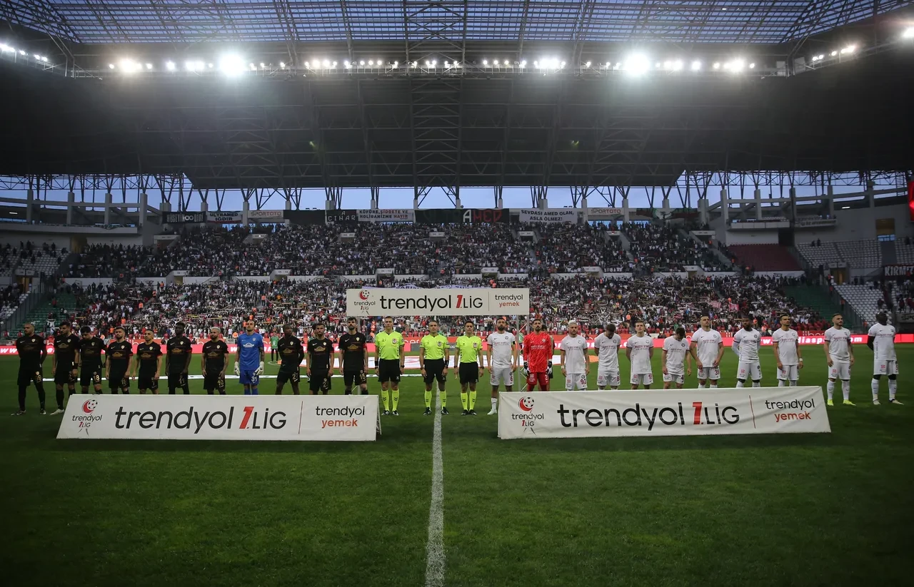 Amedspor sahada taraftar tribünde: Geçmiş olsun Sırrı abi