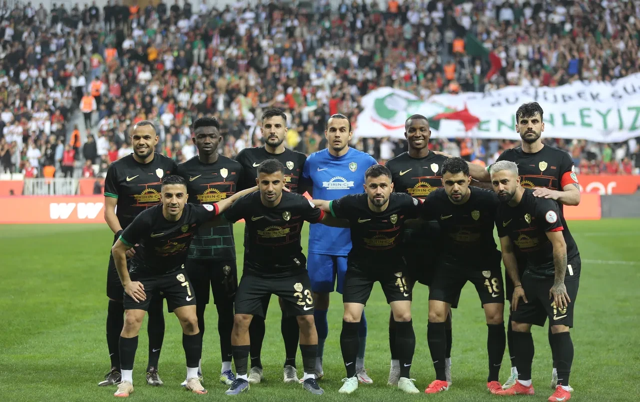 Amedspor sahada taraftar tribünde: Geçmiş olsun Sırrı abi