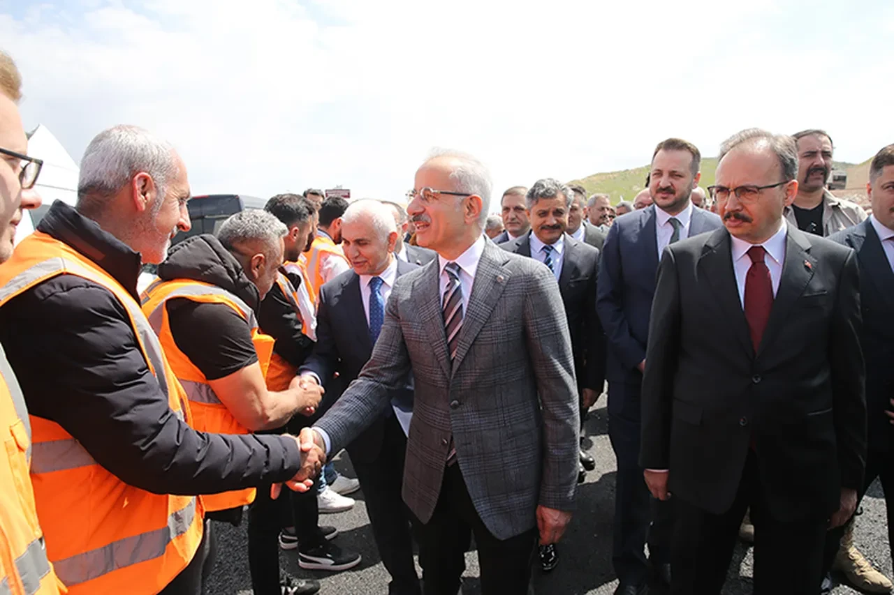 Bakan Uraloğlu duyurdu: Siirt'e yeni demiryolu müjdesi!