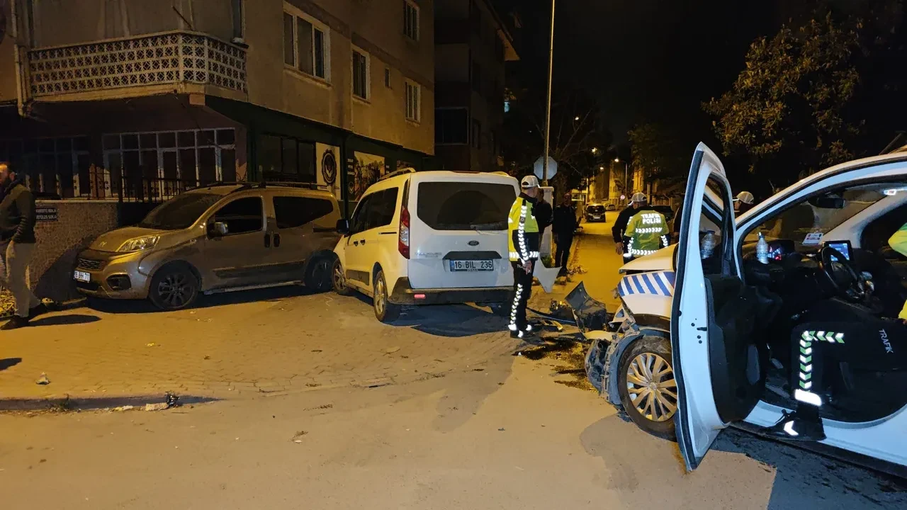 Bursa'da polis aracı kaza yaptı: 2 yaralı