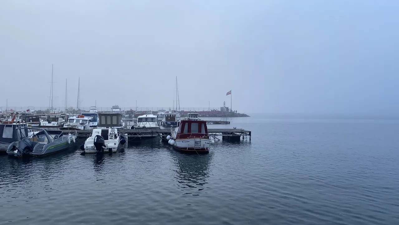 Çanakkale Boğazı'nda gemi trafiğine sis engeli! Çift yönlü kapatıldı