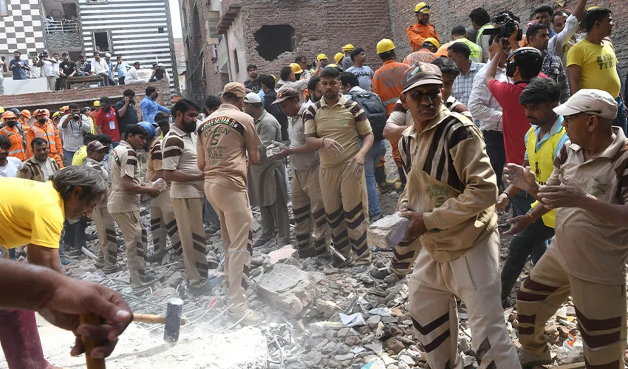 Hindistan'da 4 katlı bina çöktü! Ölüler var