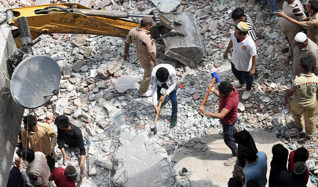 Hindistan'da 4 katlı bina çöktü! Ölüler var