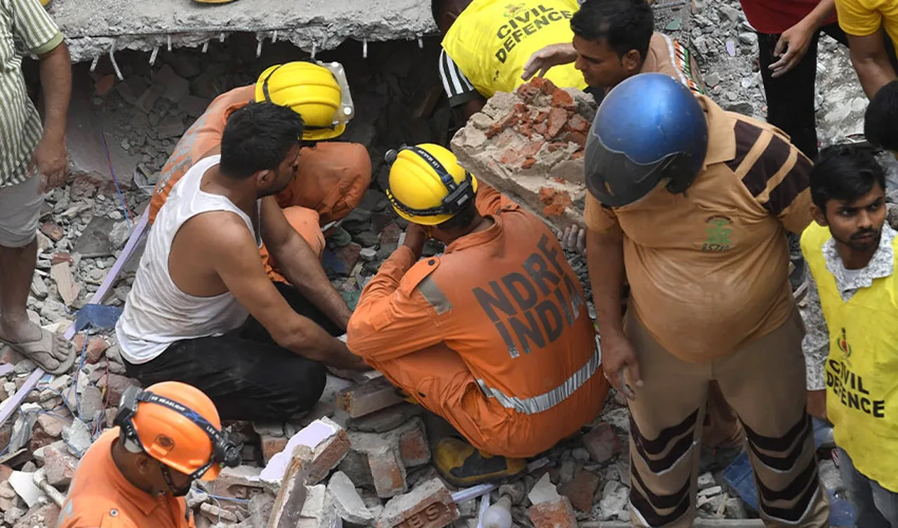 Hindistan'da 4 katlı bina çöktü! Ölüler var