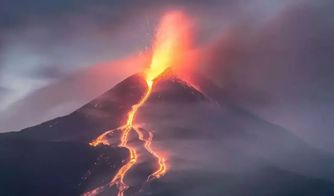 İtalya'da yanardağ paniği! Etna güçlü şekilde lav ve kül püskürttü