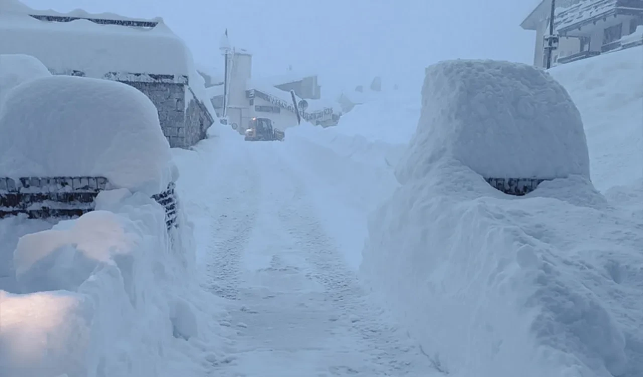 Kayak tutkusu ölümü beraberinde getirdi! Çığ altında kalıp 15 metre sürüklendi