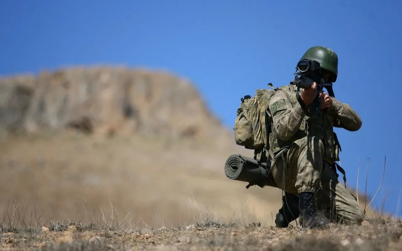 Mehmetçik'ten terör örgütüne 'mağaralardan çıkın' çağrısı! Havadan bildiri dağıtıldı