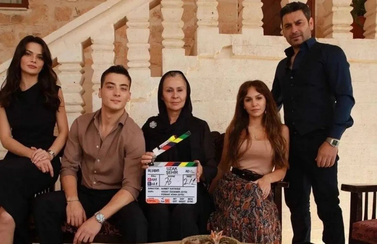 Uzak Şehir'in Demir'i Ferit Kaya, Sinem Ünsal ile Ozan Akbaba'yı övgüye boğdu 