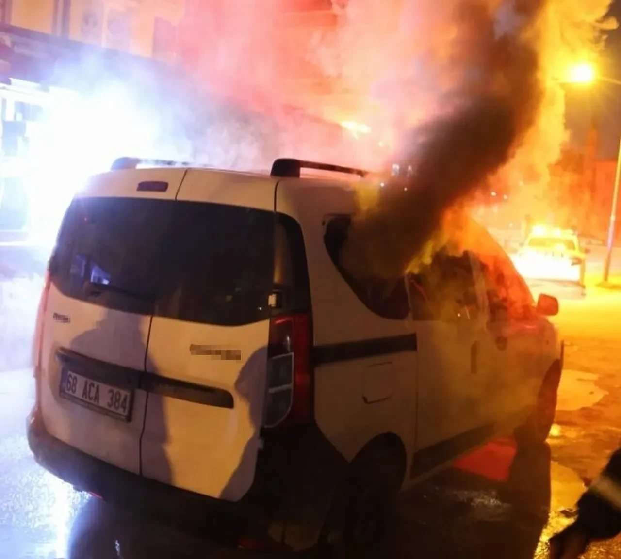 Yanan araçtan alev püskürdü! İşte kameraman ve itfaiye erinin zor anları
