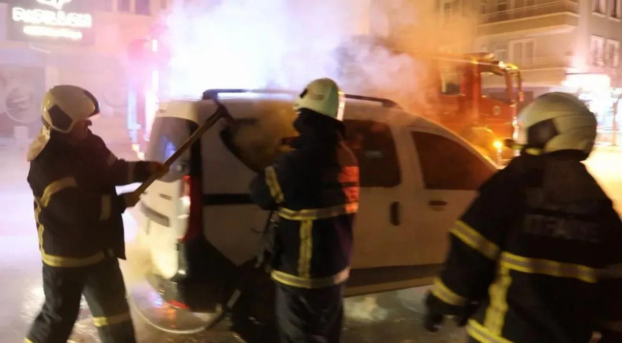 Yanan araçtan alev püskürdü! İşte kameraman ve itfaiye erinin zor anları