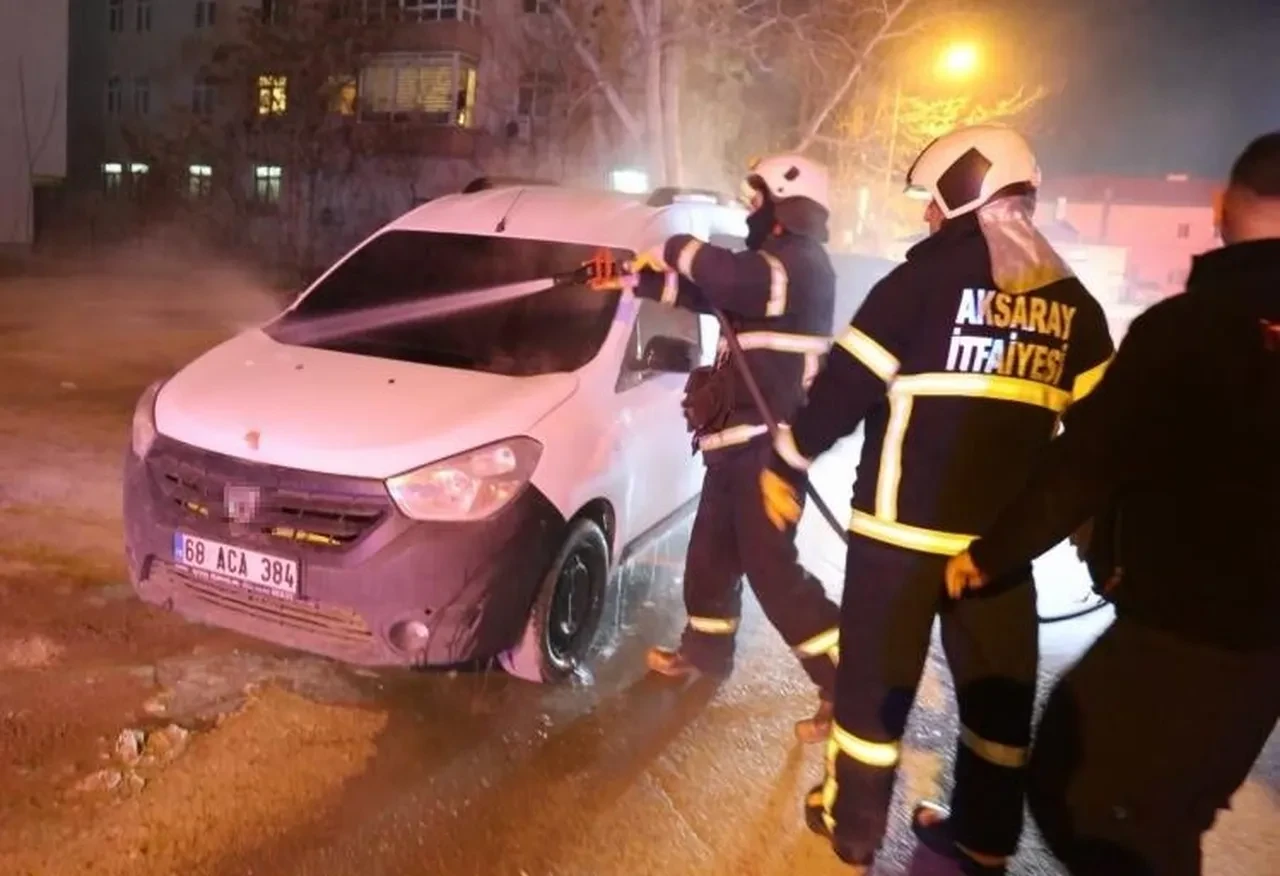 Yanan araçtan alev püskürdü! İşte kameraman ve itfaiye erinin zor anları