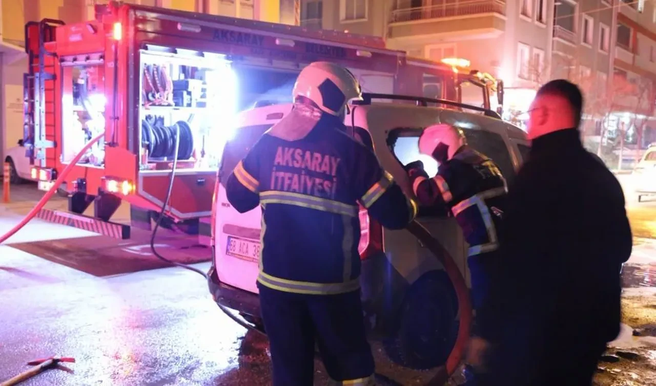 Yanan araçtan alev püskürdü! İşte kameraman ve itfaiye erinin zor anları