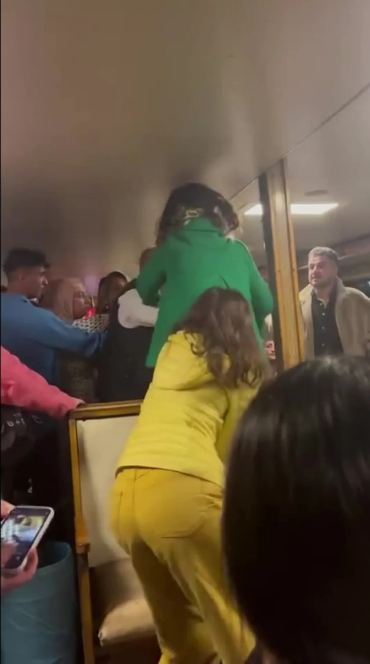 Ada vapurunda saç saça baş başa kavga! 2 kadın birbirine girdi