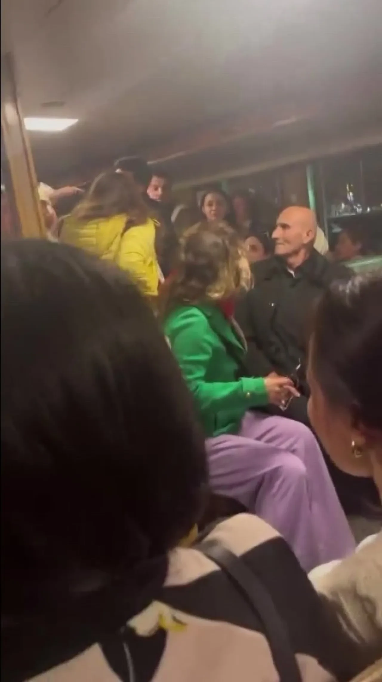 Ada vapurunda saç saça baş başa kavga! 2 kadın birbirine girdi