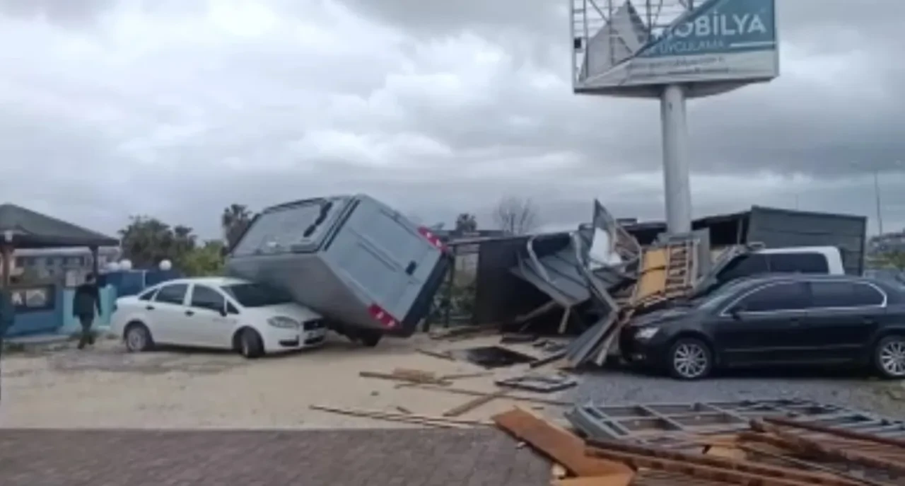 Antalya'da dev hortum ortalığı savaş alanına çevirdi: 2 tonluk bungalovu 30 metre sürükledi