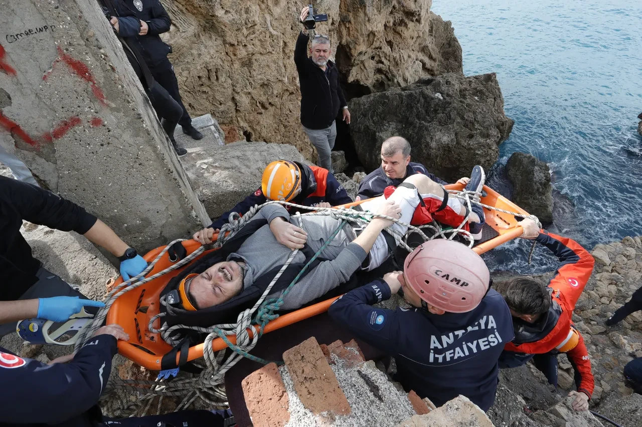 Antalya'da falezlerde can pazarı! Balık tutmak isterken aşağı düştü