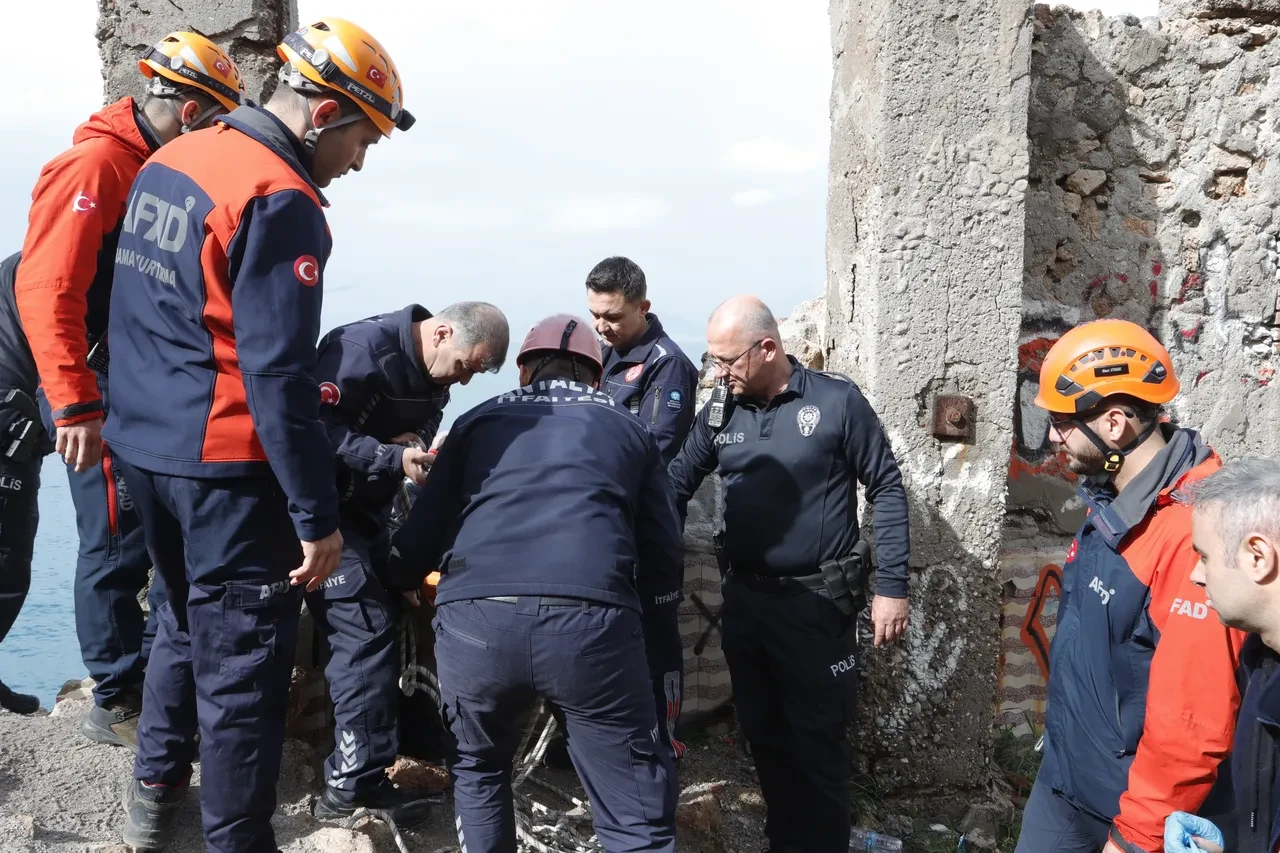 Antalya'da falezlerde can pazarı! Balık tutmak isterken aşağı düştü