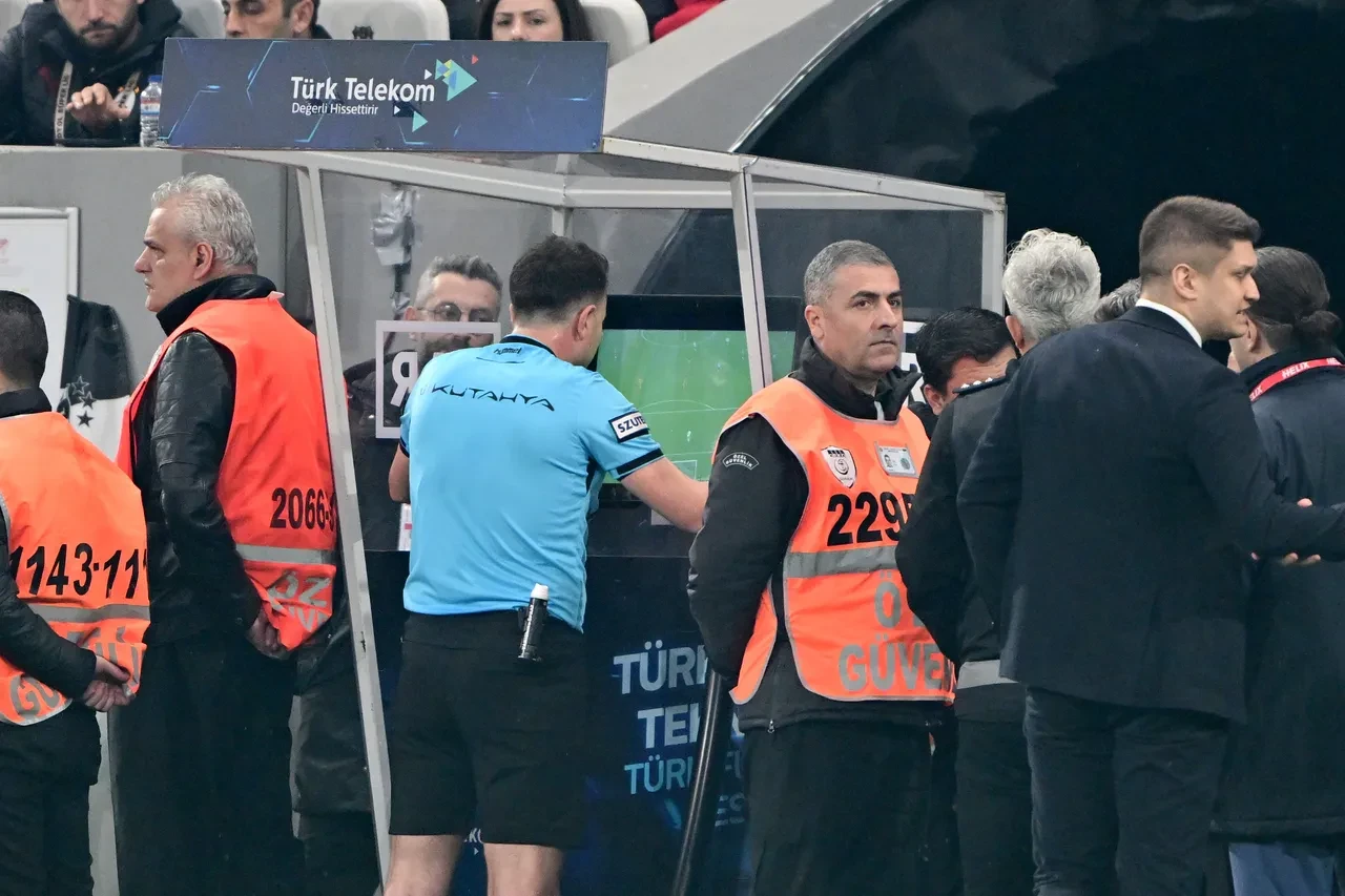 Beşiktaş - Galatasaray derbisinin VAR kayıtları açıklandı! Kırmızı kart detayı dikkat çekti