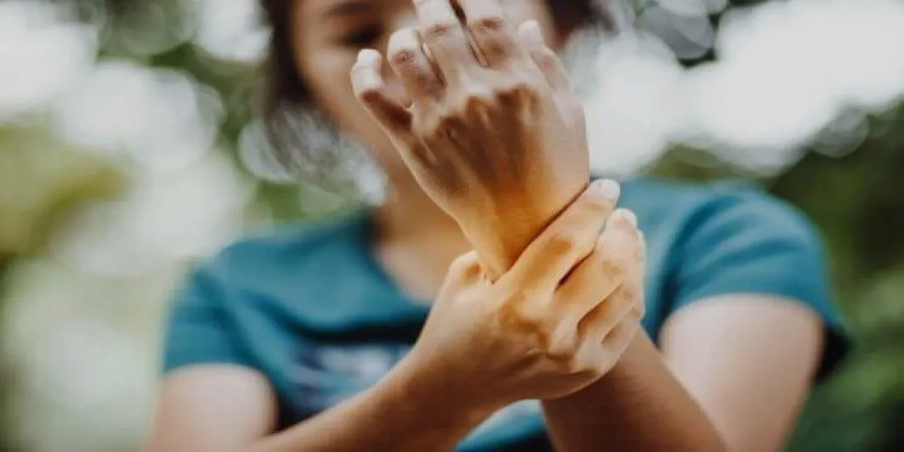 Bir anda sol eliyle istemsiz hareketler yapmaya başladı! Tuhaf hastalık duyanı şoke etti