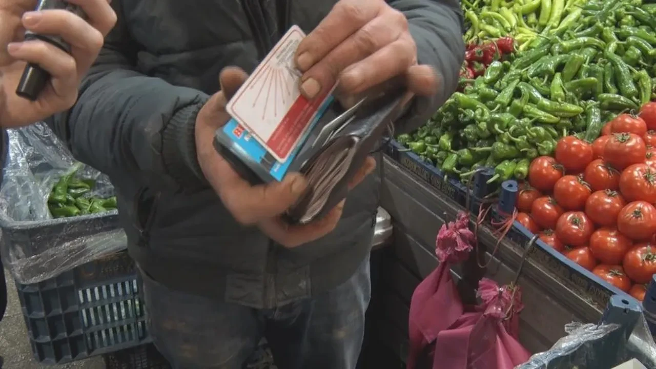 CHP'li esnaf boykota sitem etti! Demediğini bırakmadı, üye kartını kırdı