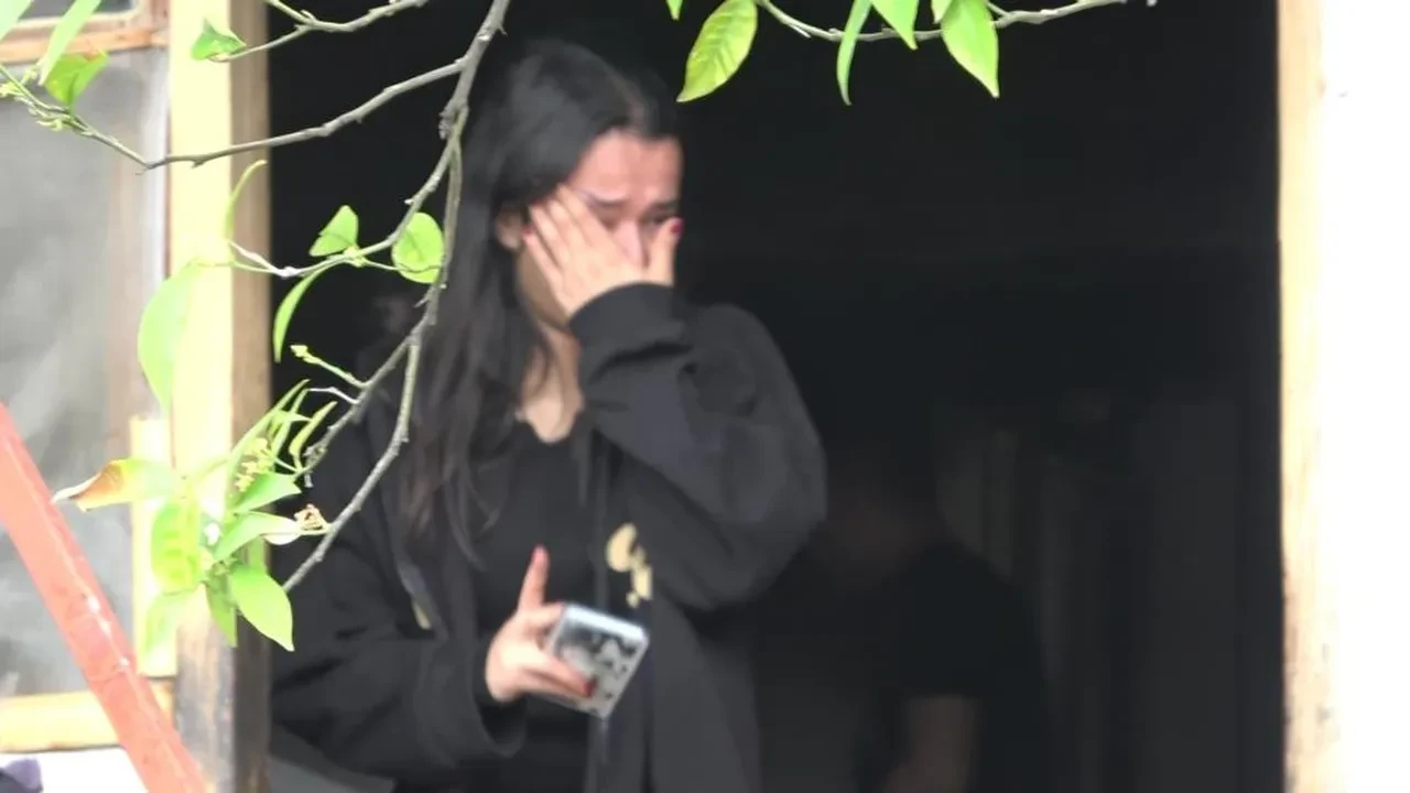 Evinin kül oluşunu gözyaşları içinde izledi! İtfaiye erinden duygulandıran hareket: Elini tutarak teselli etti