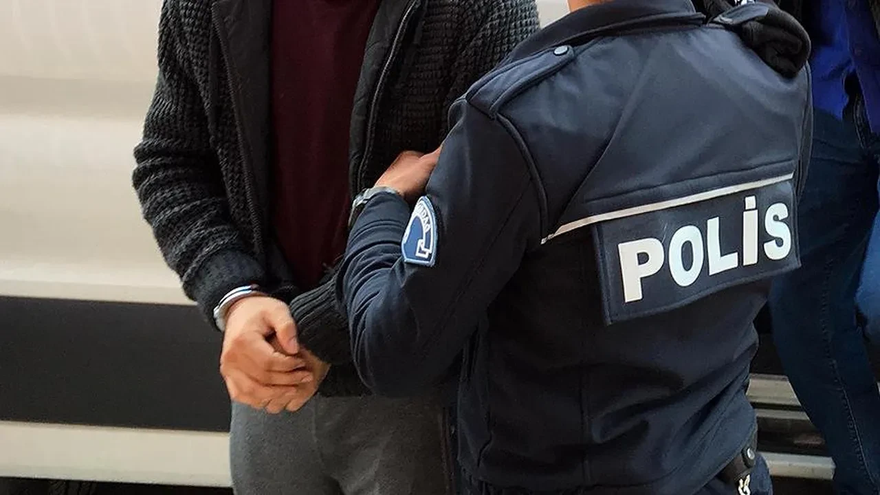 FETÖ'den aranan şüpheli akrabasının kimliğiyle yakalandı