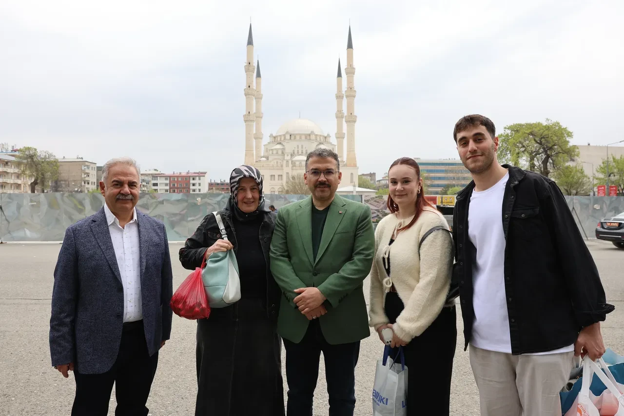 Iğdır Valisi Ercan Turan boykota karşı alışverişe çıktı! 'Yasa dışı hiçbir işe geçit vermeyeceğiz'