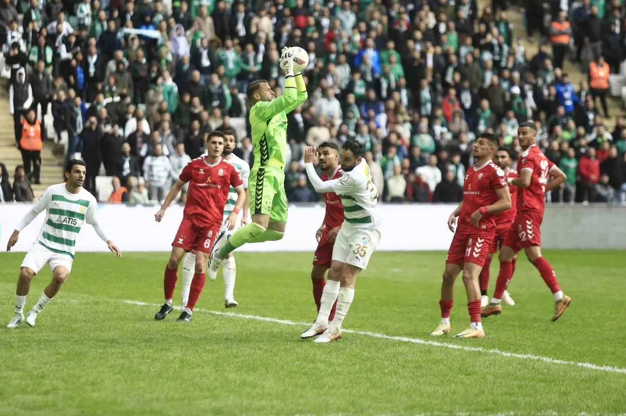Kahramanmaraşspor Bursaspor maçı hangi kanalda, saat kaçta? Hava koşulları nedeniyle ertelenen kritik mücadeleye geri sayım başladı