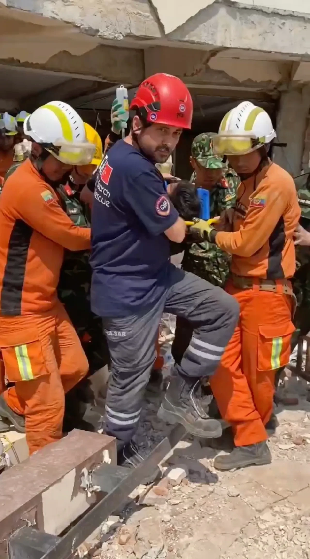 Myanmar’a yardıma giden Türk ekip 1 kişiyi daha enkazdan kurtardı