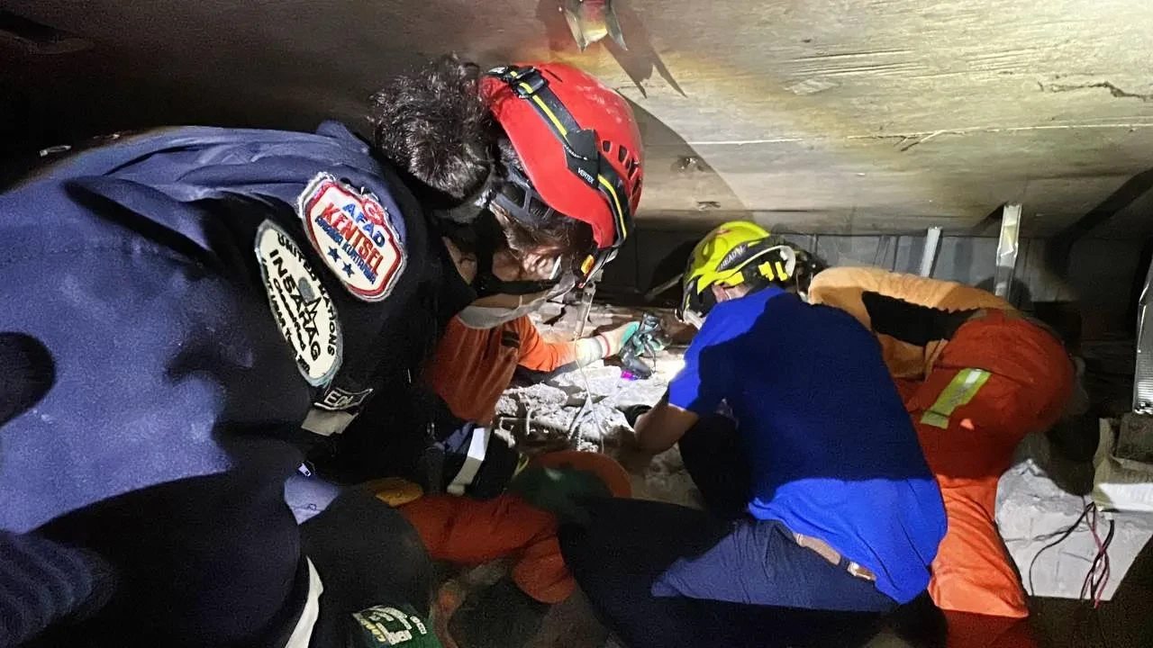 Myanmar’a yardıma giden Türk ekip 1 kişiyi daha enkazdan kurtardı