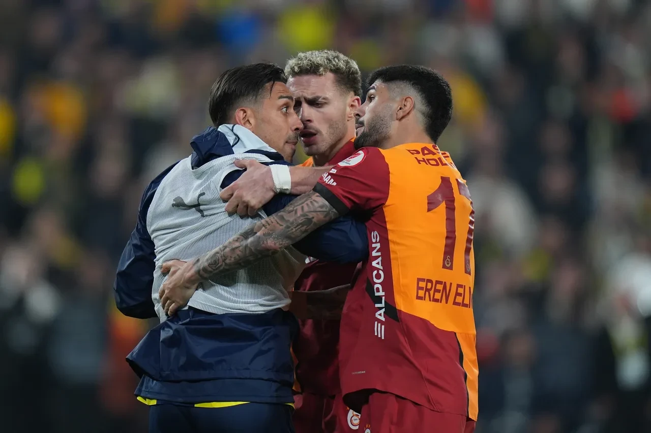 Saha karıştı! Fenerbahçe Galatasaray maçında olay: Polisler harekete geçti