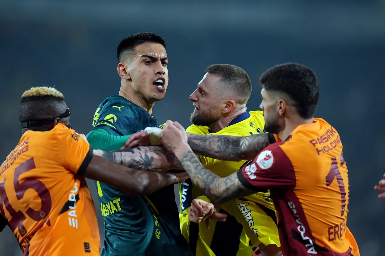 Saha karıştı! Fenerbahçe Galatasaray maçında olay: Polisler harekete geçti