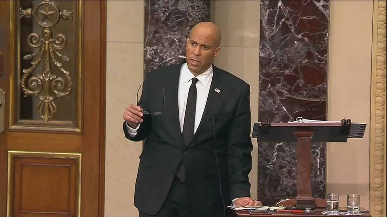 Trump'ın politikalarını eleştirdi hızını alamadı 25 saat boyunca hiç susmadı! Senatörden ilginç protesto