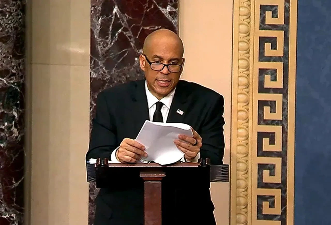 Trump'ın politikalarını eleştirdi hızını alamadı 25 saat boyunca hiç susmadı! Senatörden ilginç protesto