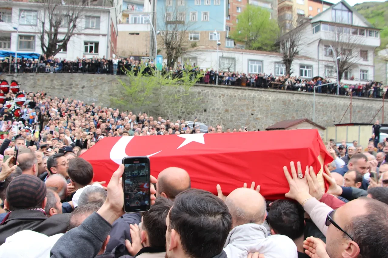 Volkan Konak’ın cenazesi namazın kılınacağı alana alkışlarla getirildi