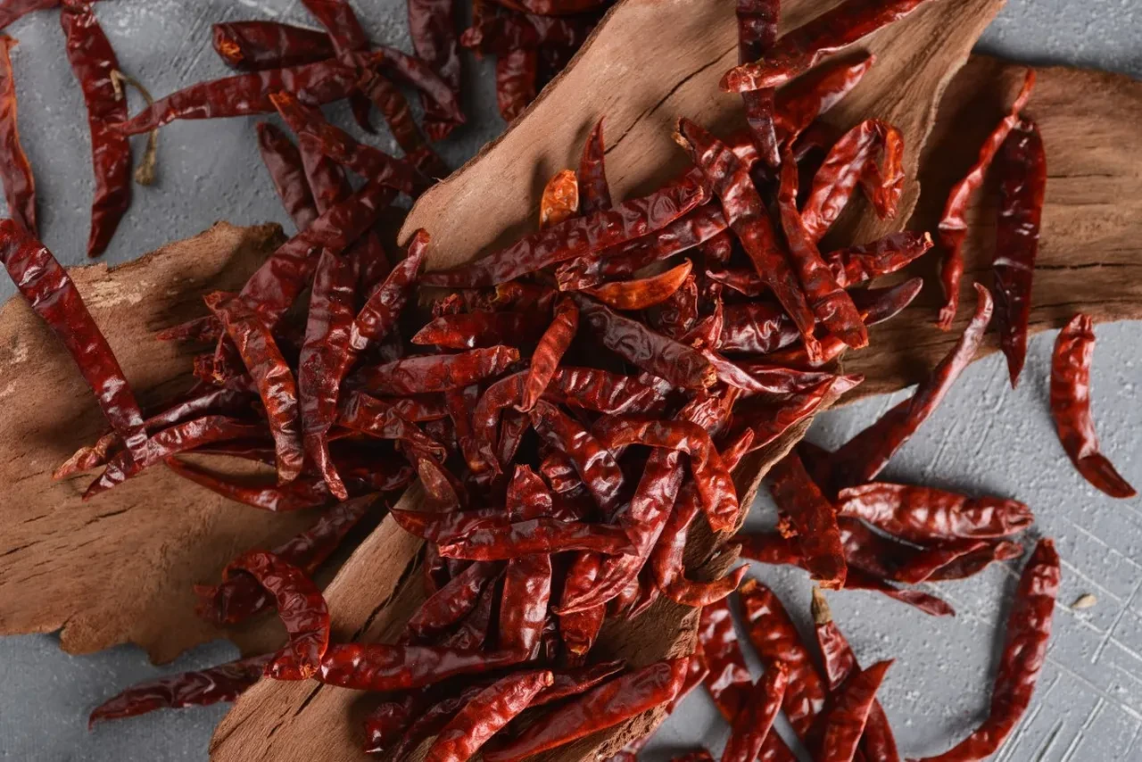 Acı biber ömrü uzatıyor mu? İşte faydaları ve zararları