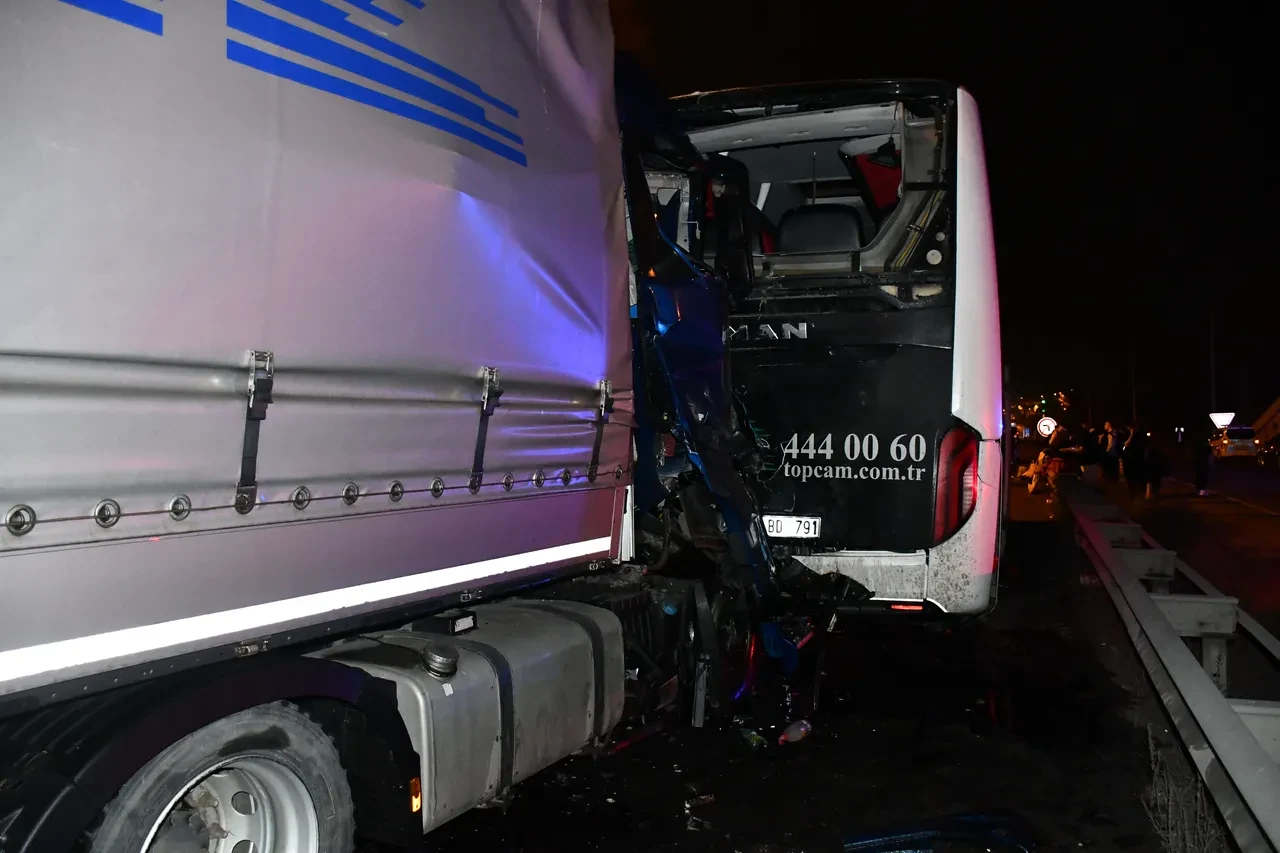 Bilecik'te feci kaza! Tır, otobüse arkadan çarptı: 13 yaralı